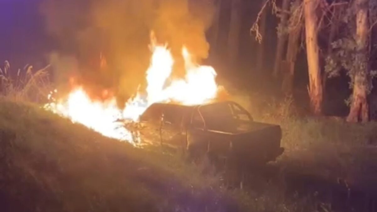 Camioneta chocó contra una alcantarilla y se prendió fuego