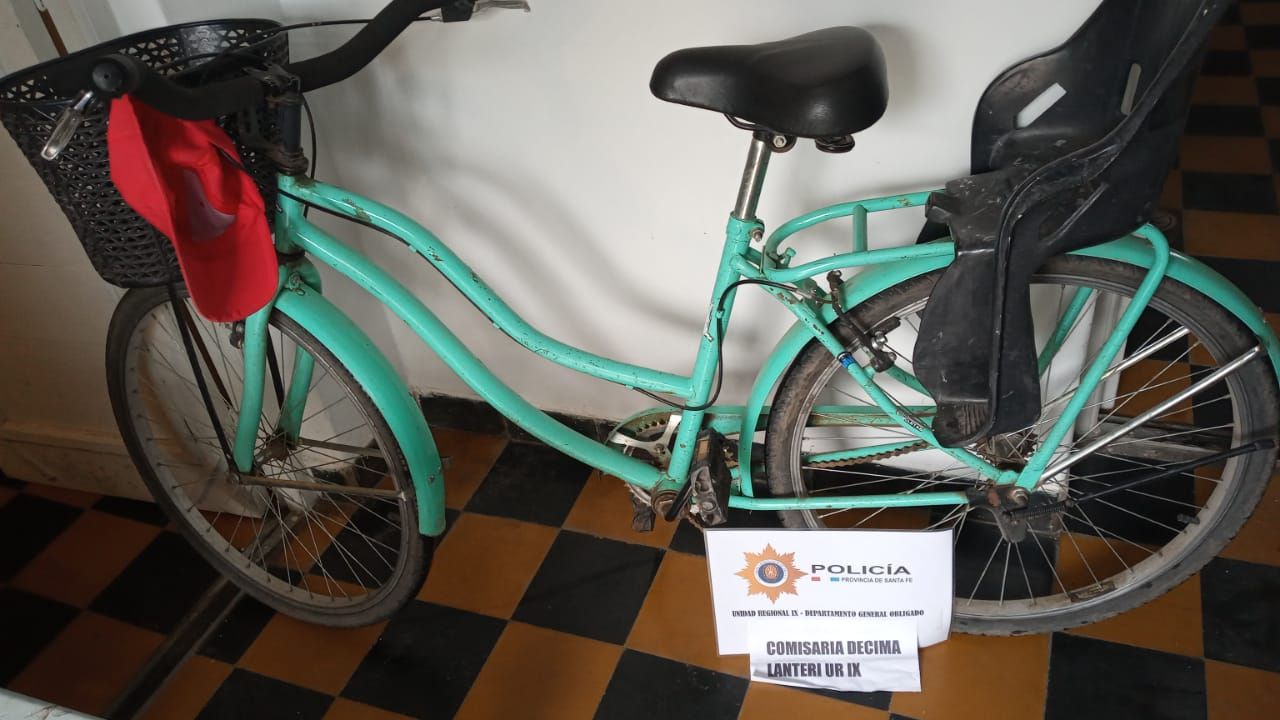 Roba una bicicleta, se duerme y es descubierto por la policía