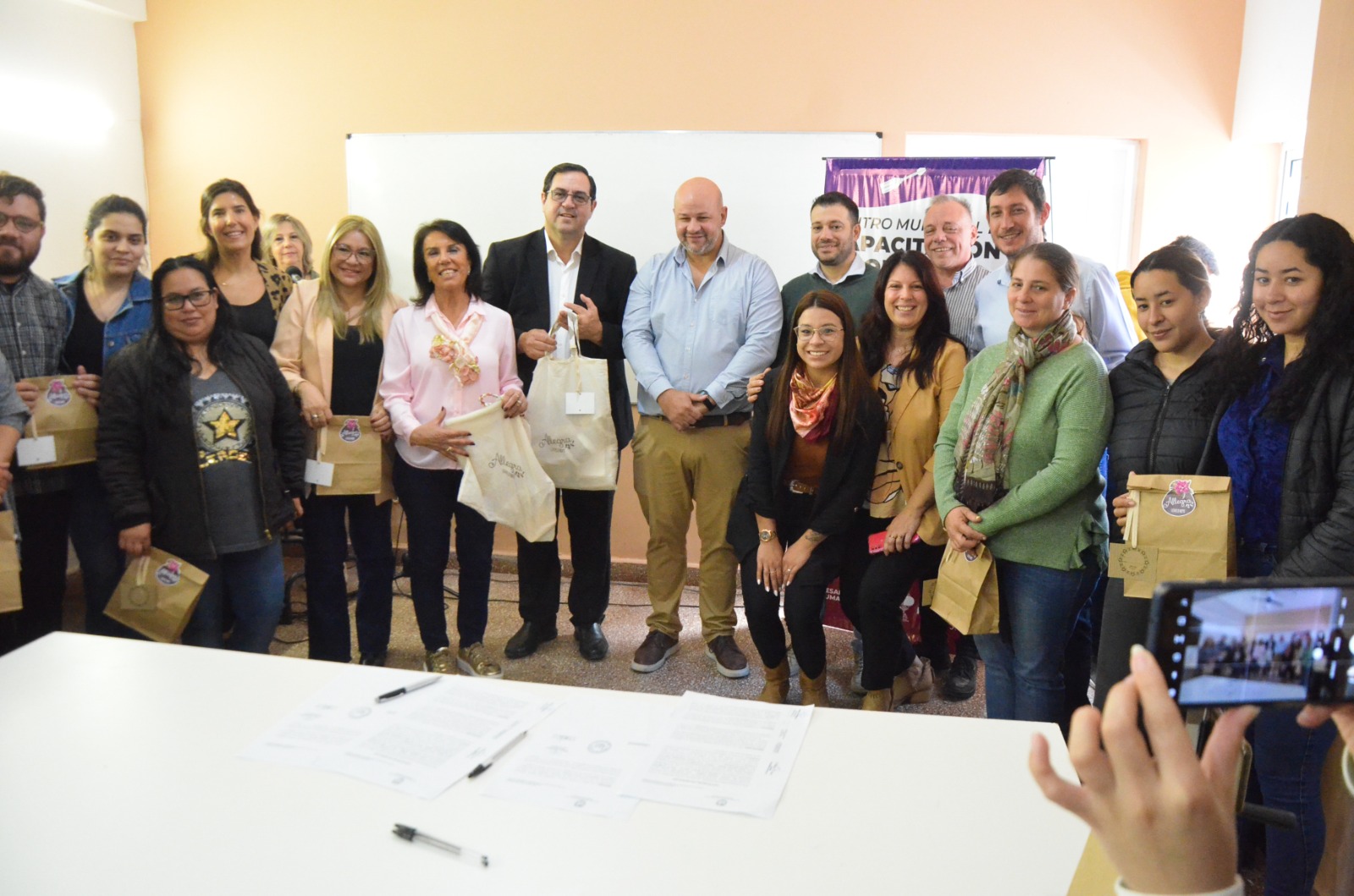 talento joven y fortalecer la economía local