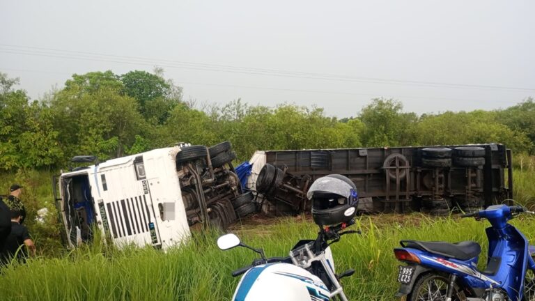 Un camión volcó al norte de Guadalupe Norte tras una maniobra peligrosa de otro vehículo pesado