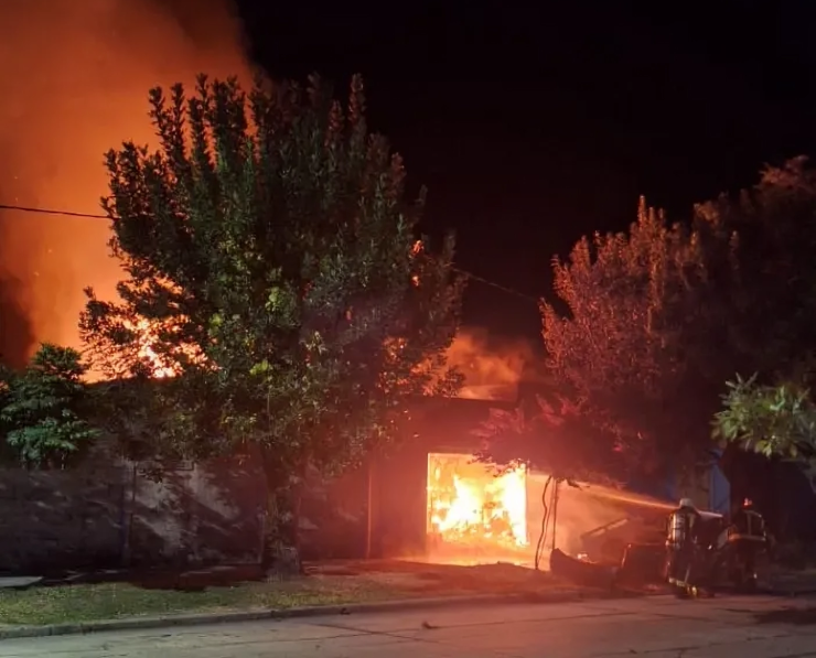 Voraz incendio destruyó la casa y el taller del artesano “Totín” Aguilar en Avellaneda