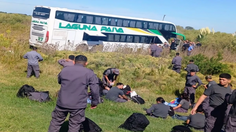 Choque fatal en la autopista Rosario–Santa Fe entre un colectivo del Servicio Penitenciario y una camioneta