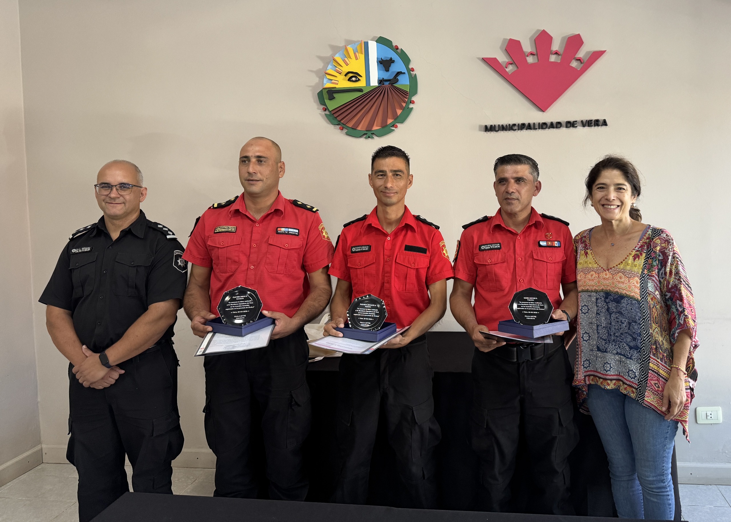 Orgullo local la intendente de Vera reconoció a bomberos por su labor en incendios en la Patagonia